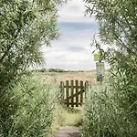 Hébergement de vacances Rustic Getaway W Bikes *